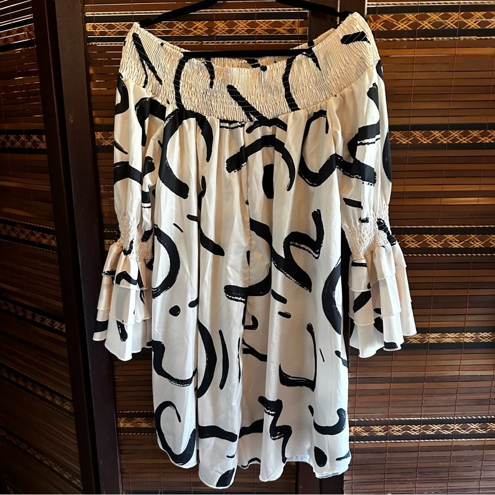 🌟3/$20🌟 Graphic black and cream Print Off Shoulder Layered Sleeve Dres - Picture 5 of 9